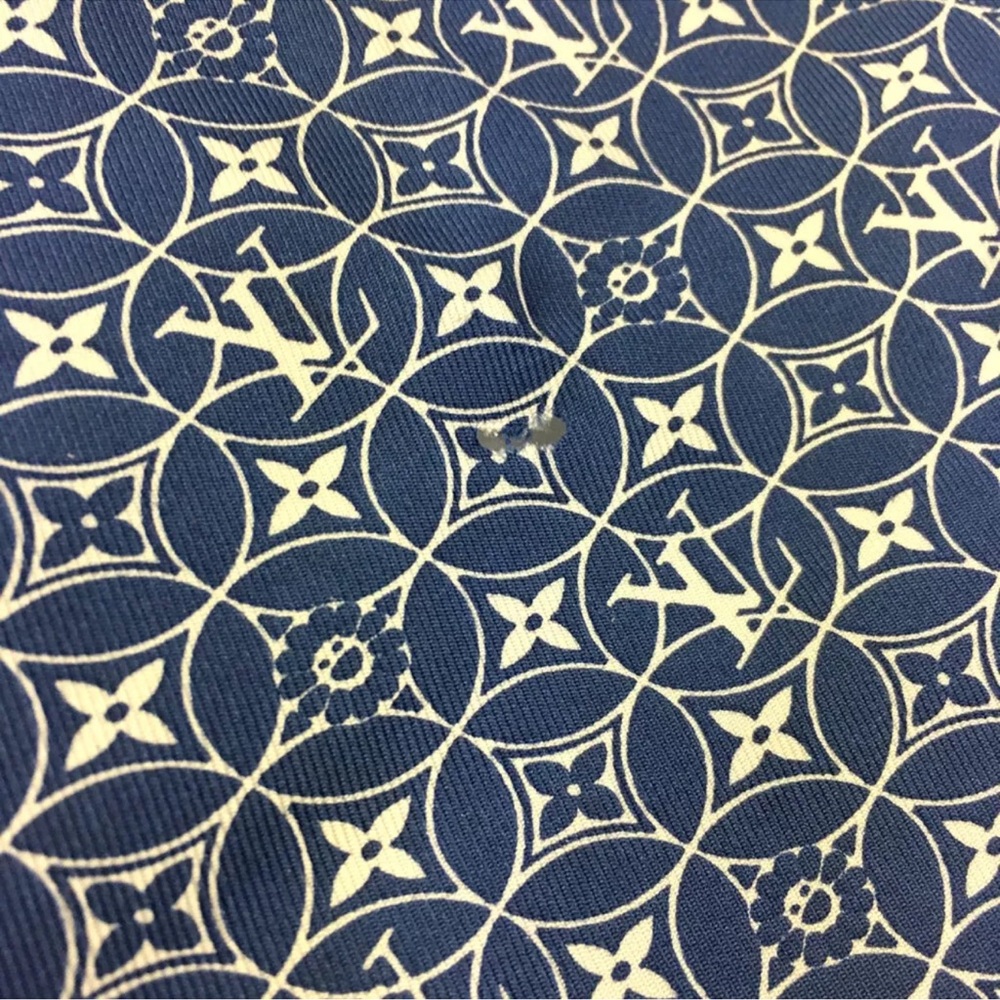 255 Louis Vuitton LV 100% Silk Scarf - Picture 7 of 7